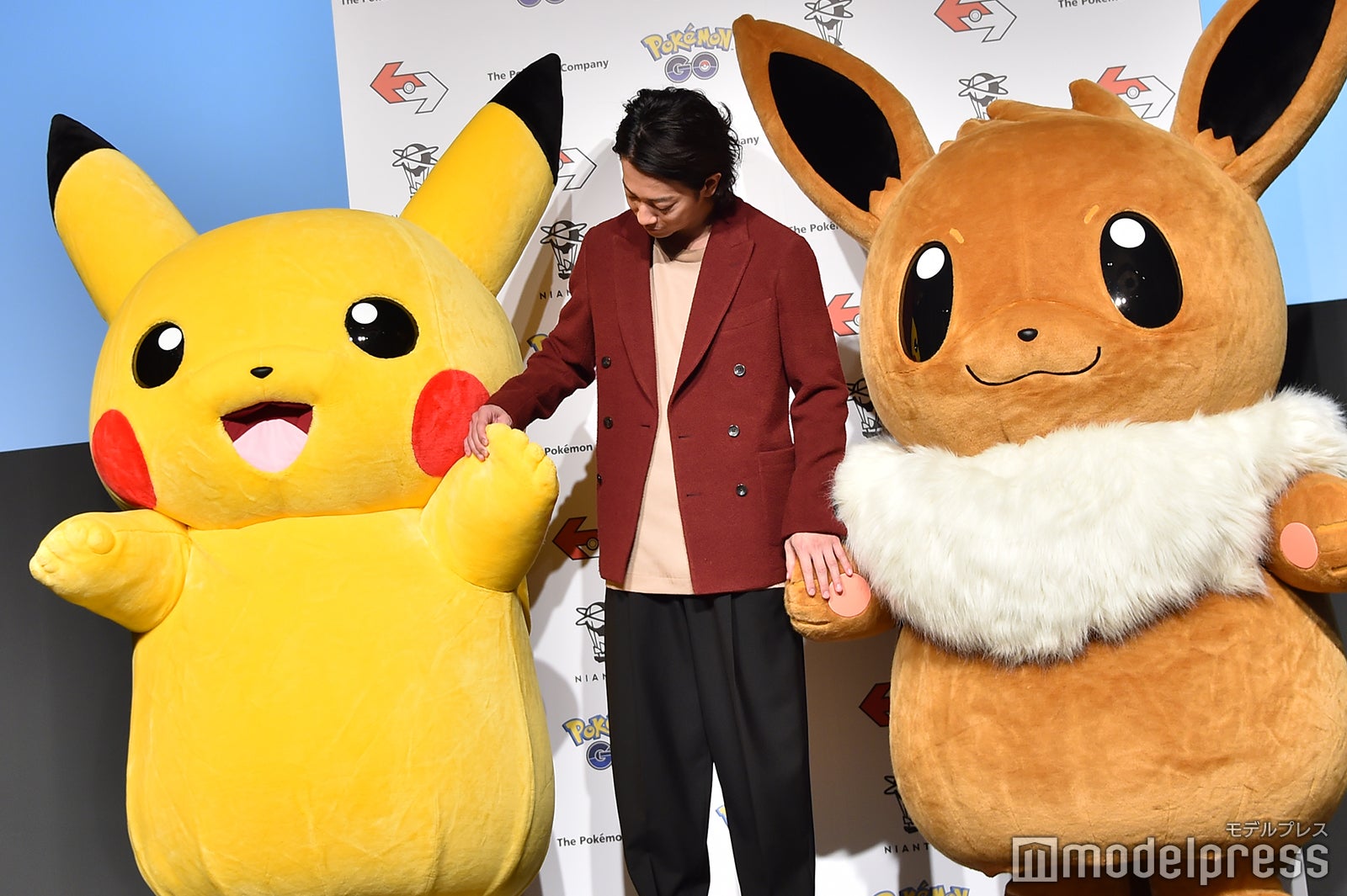 ピカチュウと戯れる（C）モデルプレス