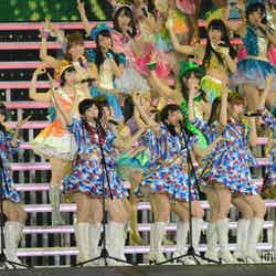 「24時間テレビ」とコラボし、「フライングゲット」を披露したAKB48／「AKB48 2013真夏のドームツアー～まだまだ、やらなきゃいけないことがある～」東京公演4日目より