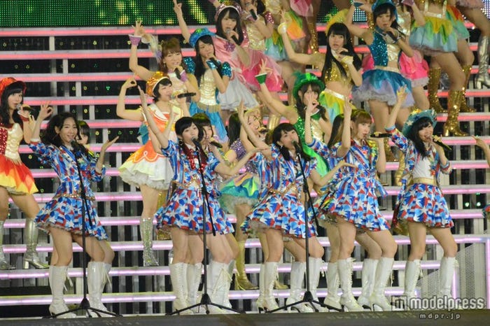 「24時間テレビ」とコラボし、「フライングゲット」を披露したAKB48/「AKB48 2013真夏のドームツアー~まだまだ、やらなきゃいけないことがある~」東京公演4日目より