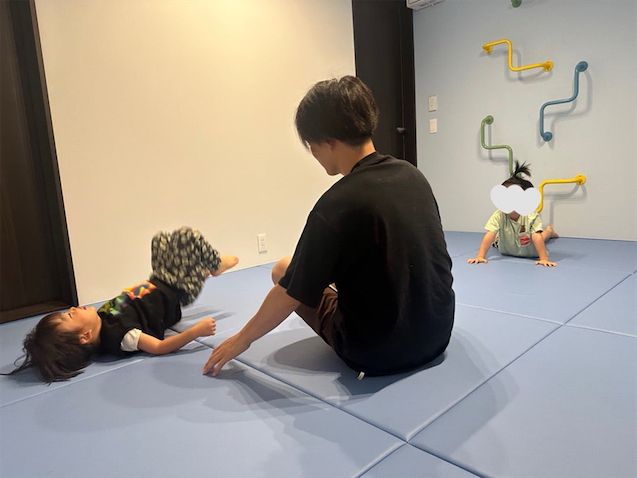 あいのり・桃、新居の"プレイルーム"で息子たちと体操タイム「こんな部屋があるのも楽しくておすすめ」
