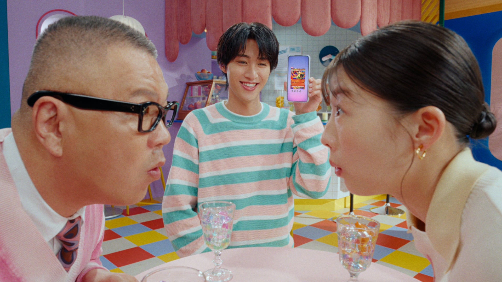 長谷川忍・曽野舜太・伊藤沙莉／新TVCMポケポケ「開封の流儀」篇より（C）Pokémon／Nintendo／Creatures／GAME FREAK（C）DeNA