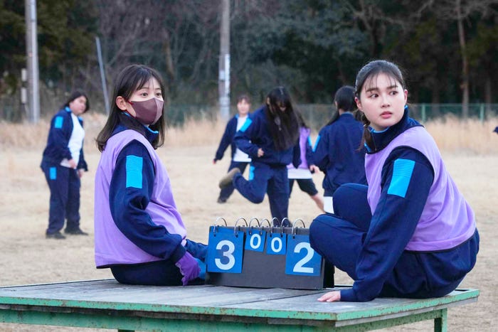 久間田琳加、箭内夢菜(C)2023『夜が明けたら、いちばんに君に会いにいく』製作委員会