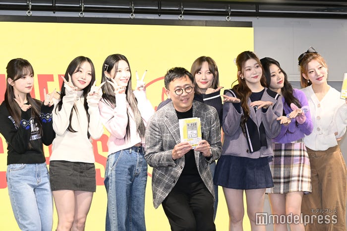 (中央)古家正亨(後列)Billlie/ハルナ、スヒョン、ハラム、ムン・スア、ツキ、SHEON、スシユン(C)モデルプレス