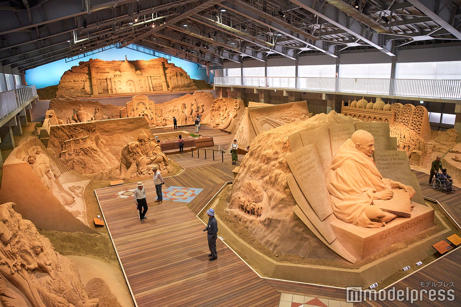 2019年の「南アジア編」の展示風景。正面には2019年に生誕150年を迎えたインド独立の父、マハトマ・ガンディーの砂像が。迫力満点！（C）モデルプレス