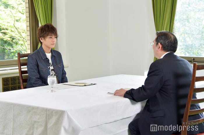 岩田剛典「ホテル研修」の様子(C)モデルプレス