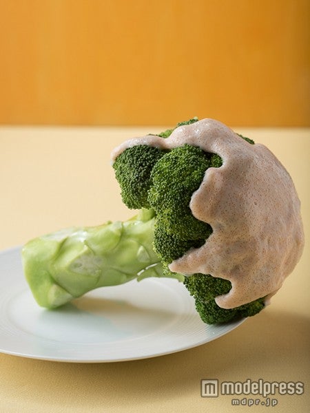 生放送中にブロッコリーが倒れ、「放送事故」と話題に（画像提供：セブン＆アイ出版）