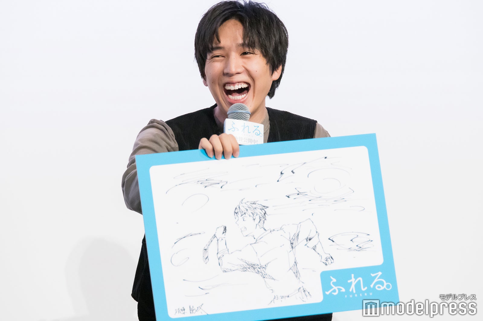 イラストを披露した坂東龍汰（C）モデルプレス