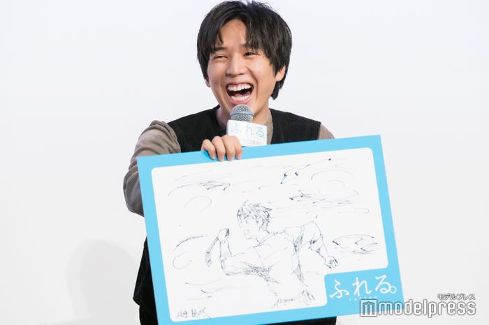 イラストを披露した坂東龍汰(C)モデルプレス