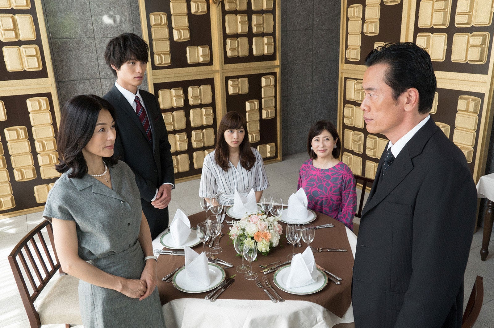 鈴木保奈美、福士蒼汰、川口春奈、岡江久美子、遠藤憲一／「愛してたって、秘密はある。」第3話より（画像提供：日本テレビ）