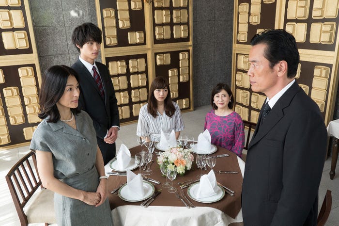 鈴木保奈美、福士蒼汰、川口春奈、岡江久美子、遠藤憲一/「愛してたって、秘密はある。」第3話より(画像提供:日本テレビ)