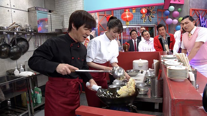 (左から)内村光良、佐藤栞里、春日俊彰ら(C)フジテレビ