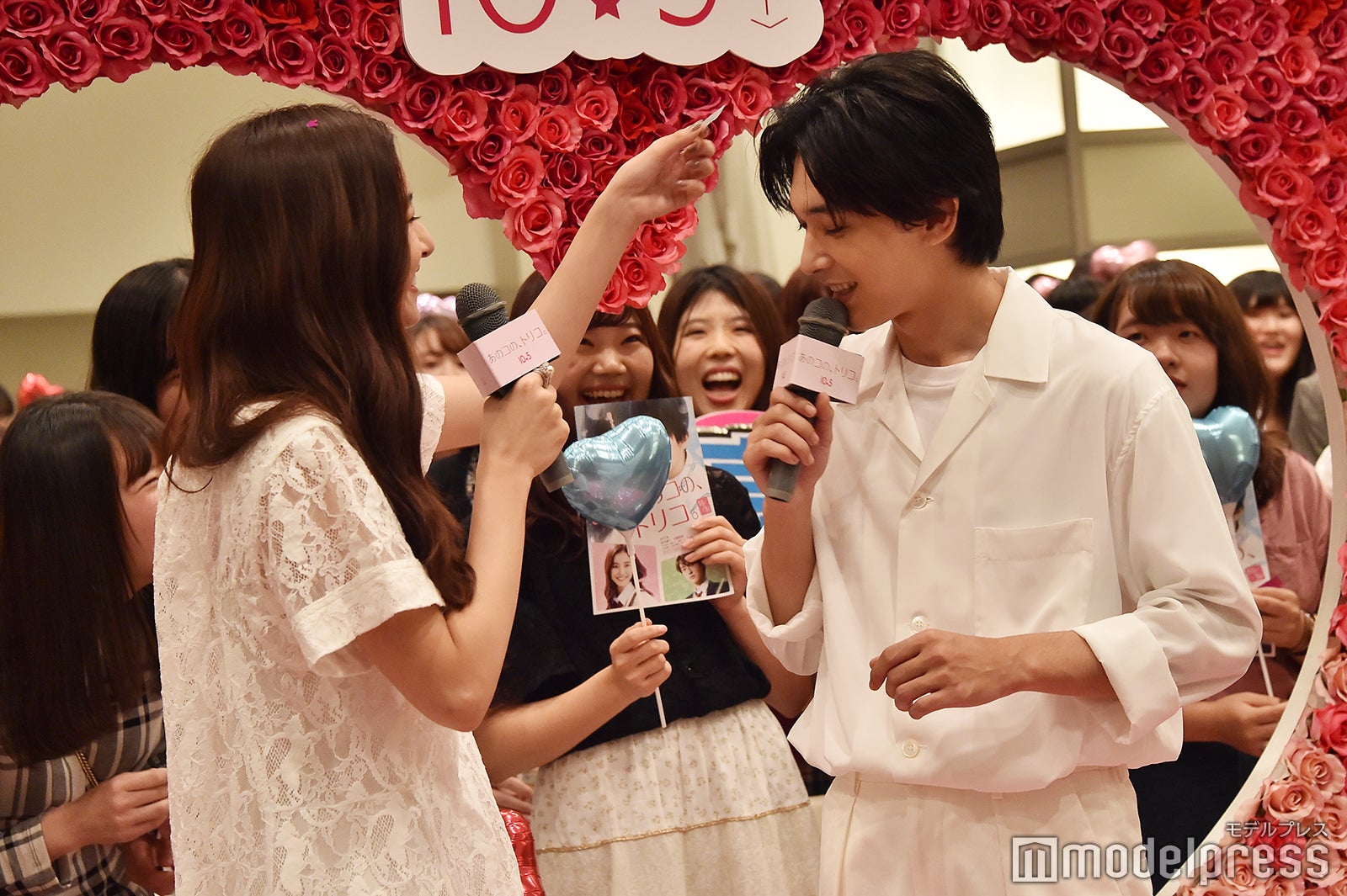 吉沢亮の頭のキラキラを取ってあげる新木優子 （C）モデルプレス