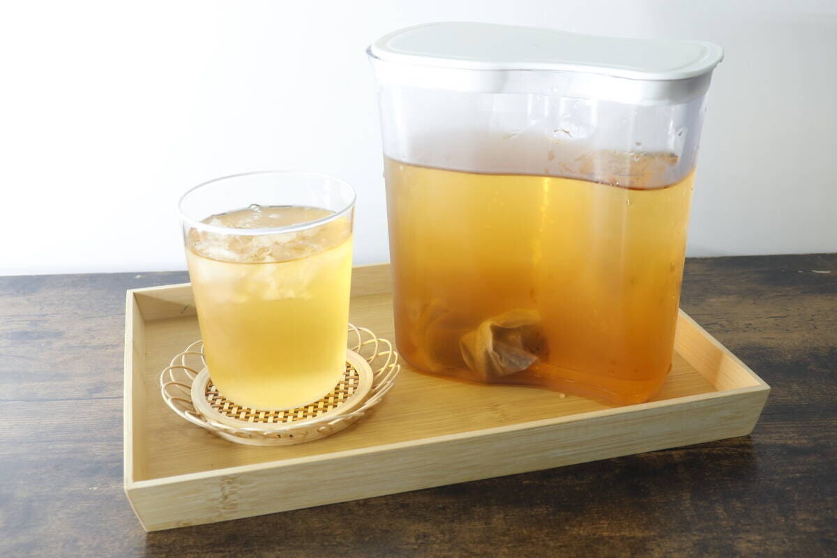 木製トレイに置かれたグラスとピッチャーに入った飲み物
