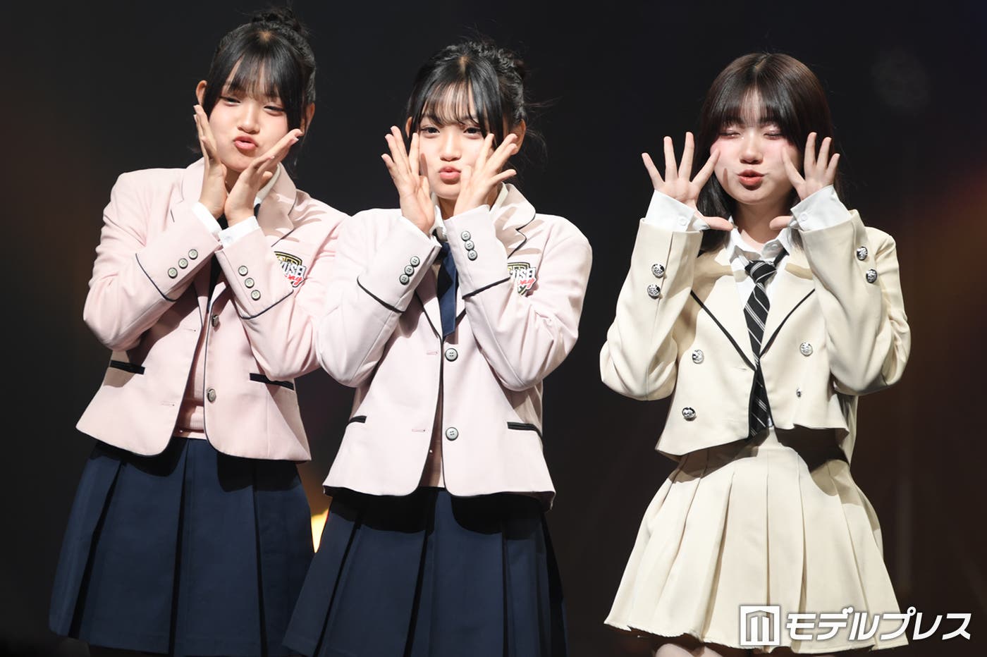 3姉妹YouTuberろこまこあこ、お揃い制服で手繋ぎランウェイ【学生ランウェイ2025 SUMMER】 - モデルプレス