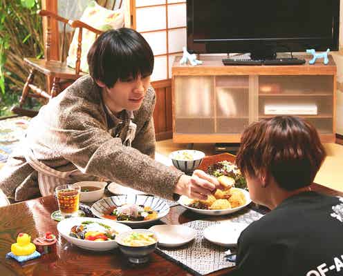 萩原利久、FANTASTICS八木勇征に「エビコロ」食べさせる 劇場版「美しい彼」劇中写真3点解禁