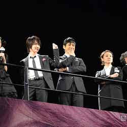（左から）桜田ひより、神木隆之介、西島秀俊、吉田羊、浅野和之