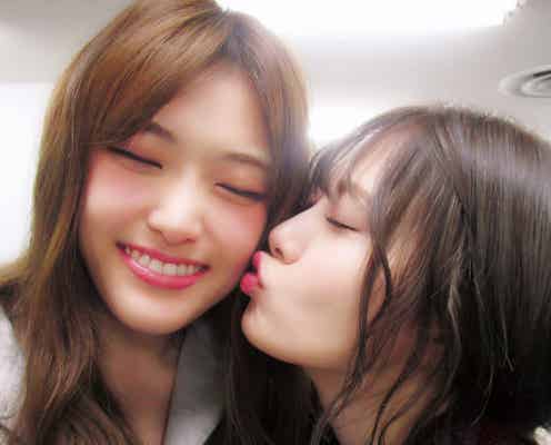 白石麻衣の“熱烈チュー”に松村沙友理も赤面 乃木坂46の“日本一かわいい楽屋”ショット公開<乃木撮>