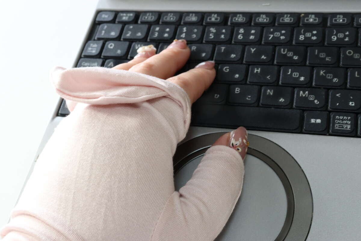 ダイソーのパソコン作業ができるおうちケアミトングローブ