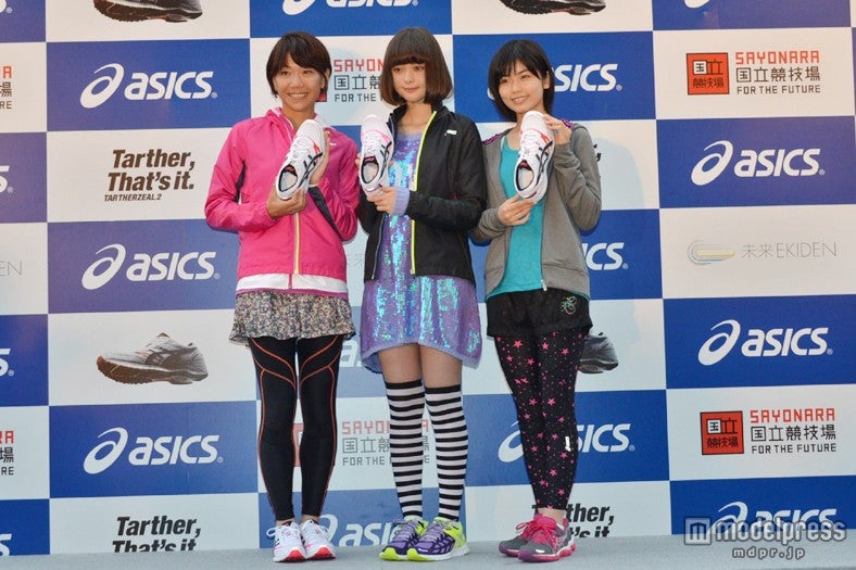 （左より）高橋尚子氏、玉城ティナ、小芝風花