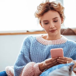 まだ好きな元彼からLINEが…元カノに連絡する男性の心理って?