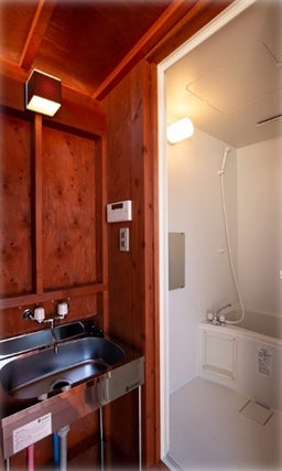 浴槽もテントに隣接する形でデッキスペースに設置／画像提供：マリントピアリゾート