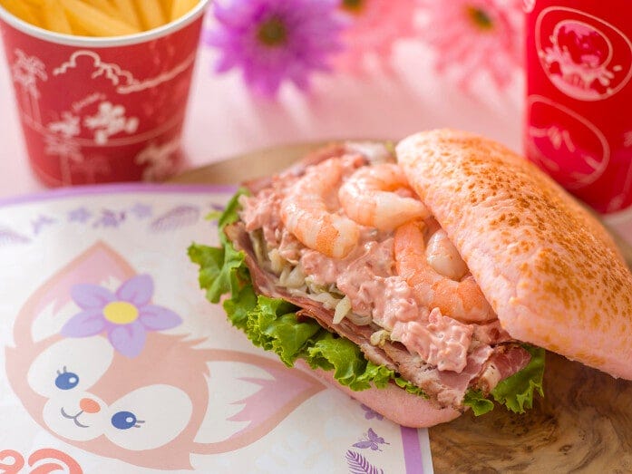 「ケープコッド・クックオフ」のファーストプライズセット1380円。チーズブレッドサンドとフレンチフライポテト、ドリンクのセット