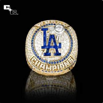 ドジャースの優勝リングがすごっ！連覇を示す特別構造に大谷翔平＆山本由伸も興味津々 試合前にリング贈呈式 カーショーも登場