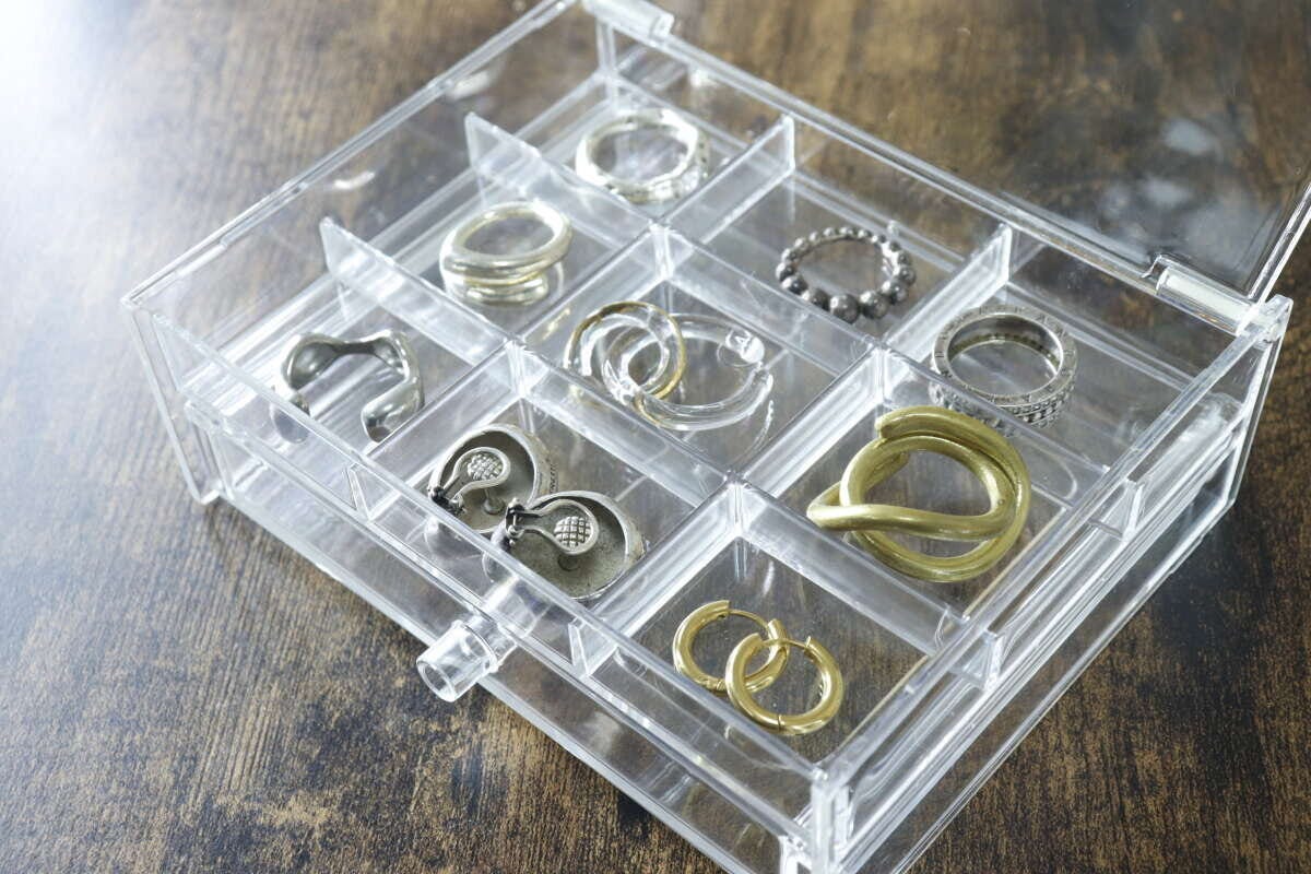 ダイソーのアクセ収納ケース上段に指輪やイヤリングを収納した様子