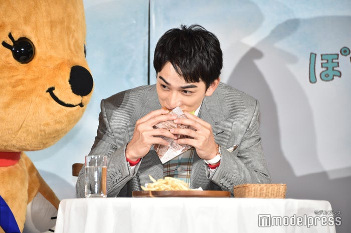 BLTサンドを頬張る町田啓太を至近距離で見つめるぽすくま(C)モデルプレス