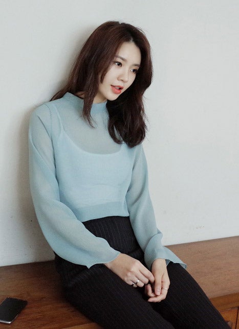 ボトルネックシースルーブラウス・全6色「DHOLIC」3,369円（税込）／画像提供：DHOLIC