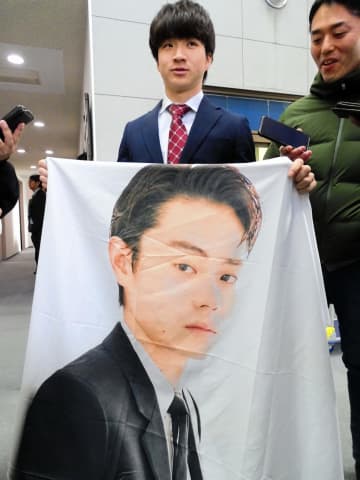 ロッテ 育成3位杉山が菅田将暉愛語る 巨大フラッグ持参して入寮 夢は「ドラマで共演」俊足武器に「1日も早く支配下に」