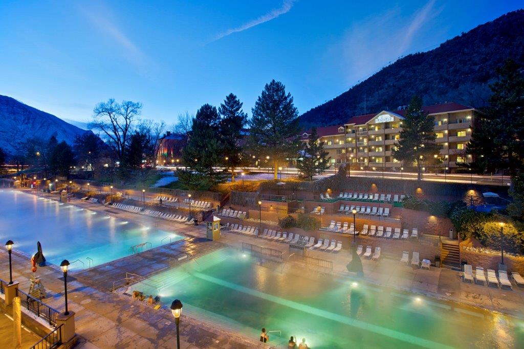 世界最大の天然温泉プールもある！アメリカ・コロラドの貴重な温泉9選（C）visitglenwoodtourism