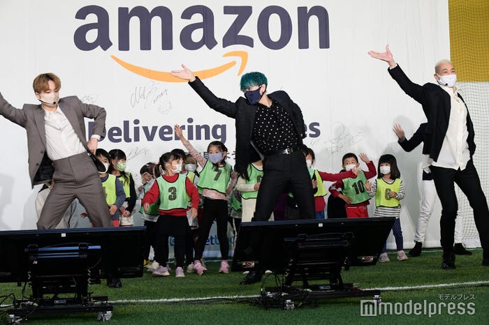子どもたちと踊る白濱亜嵐、関口メンディー、中務裕太 (C)モデルプレス