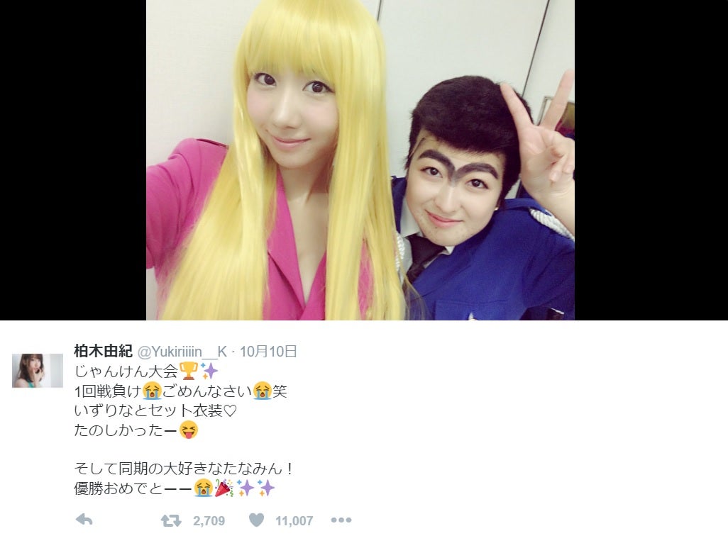 「こちら葛飾区亀有公園前派出所」の麗子に扮した柏木由紀（左）と両津勘吉に扮した伊豆田莉奈（柏木由紀公式Twitterより）