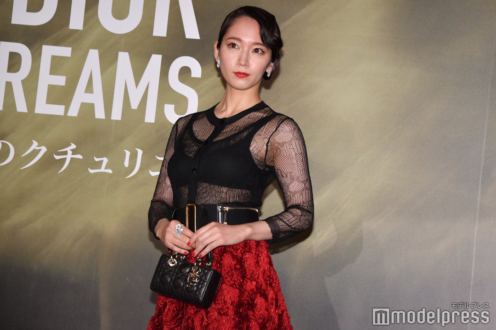 吉岡里帆、セクシードレスで登場 “クリスマスに毎年行く場所”明かし取材陣驚き＜クリスチャン・ディオール、夢のクチュリエ＞ - モデルプレス