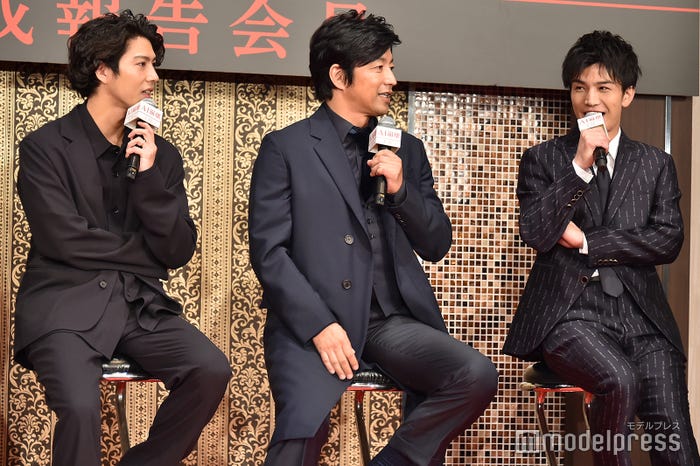 撮影現場で芸能人が住むマンションについて盛り上がった賀来賢人(左)・大沢たかお(中央)と、参加できなかった岩田剛典(右)(C)モデルプレス