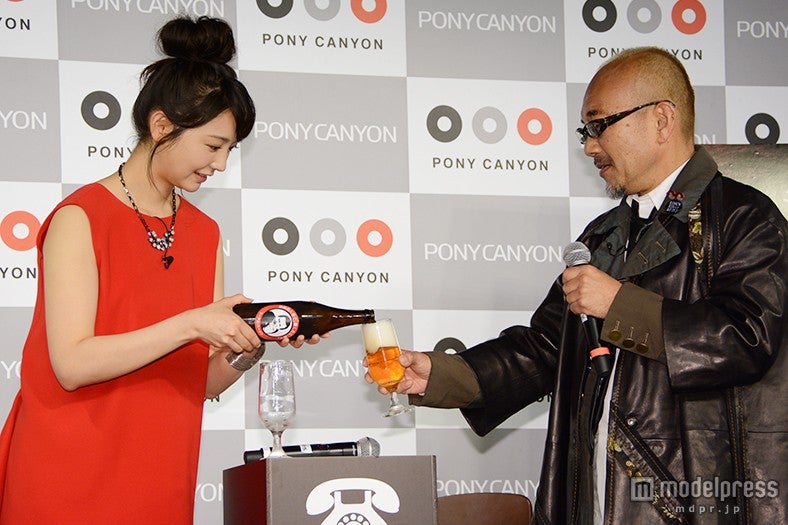 竹中直人（右）にビールをお酌するおのののか（左）