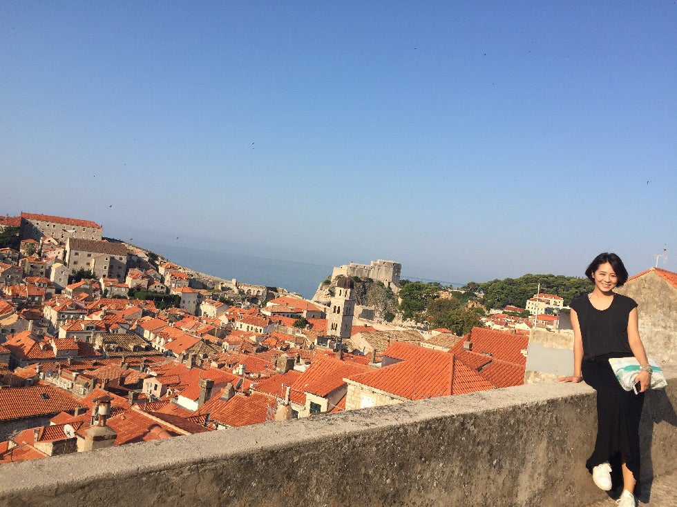 プライベートでも旅行は大好き！クロアチアのドゥブロヴニクは、魔女の宅急便のモデルになったとも言われる美しい街並み。（提供写真）