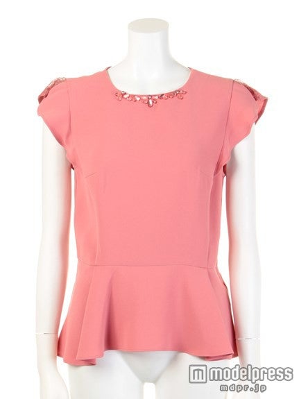 ペプラムブラウス「Apuweiser-riche」15,120円（税込）
