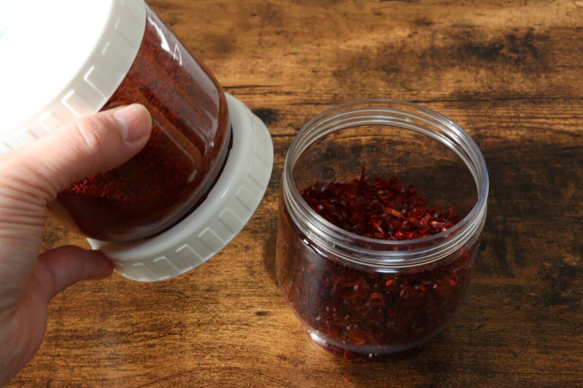 ダイソーの重ねられる保存容器　丸型のフタを開ける