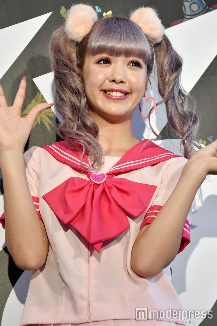 ハイトーンカラーの藤田ニコル(C)モデルプレス