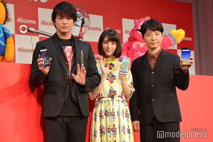 新田真剣佑・浜辺美波・星野源 (C)モデルプレス