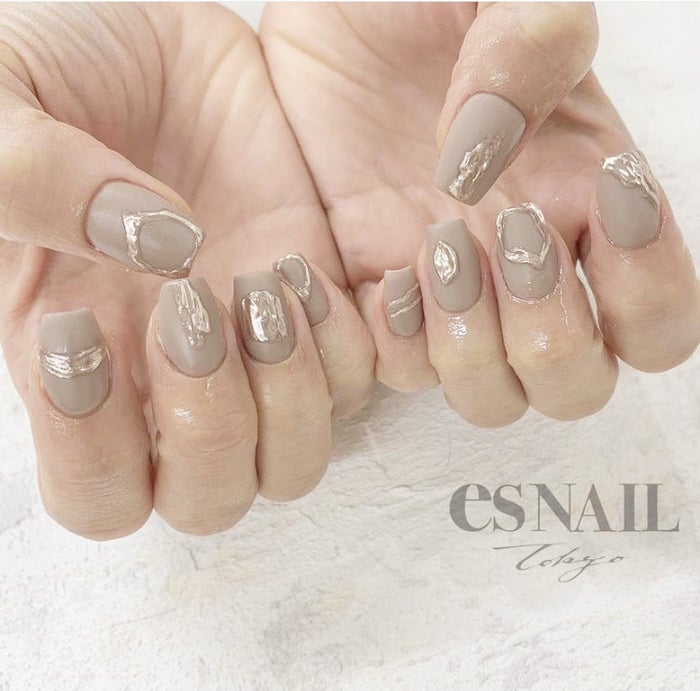 マットなくすみワンカラー×ゴールドミラー(画像提供:esNAIL)