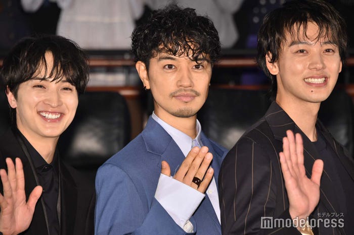 手を振る一ノ瀬颯、竹内涼真、1人だけ指輪見せる斎藤工(C)モデルプレス