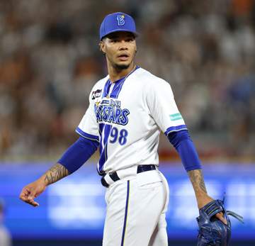 DeNAまさかマルセリーノが走塁妨害 ピンチ拡大に横浜スタジアムが騒然 後続を立って勝ち越しは阻止