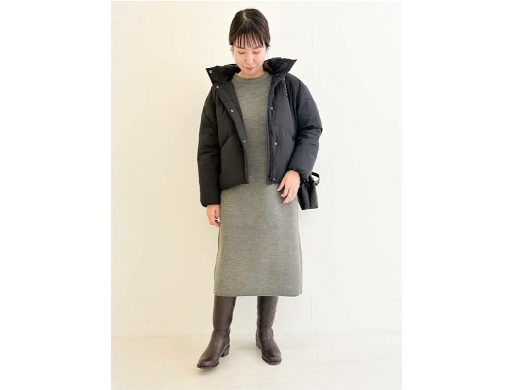 スポーティーさもある黒のダウンだからこそワンピースでフェミニンに仕上げて　出典：WEAR