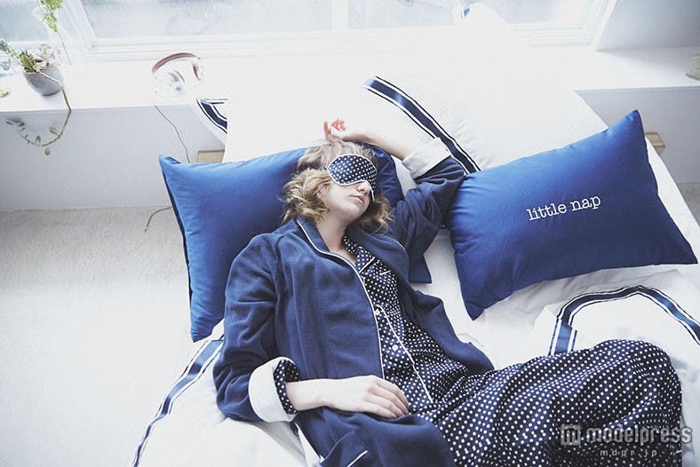 「MY BABY DOT PAJAMA」16.800円(税抜)、「MY BABY DOT EYE MASK」2,500円(税抜)、「MESSAGE PILLOW CASE」8,500円(税抜)、「SNOWY GOWN」22,000円(税抜)