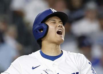 大谷翔平が右手に死球を受ける 本拠地騒然 トレーナーが駆けつけ右手の状態をチェック 翌日は二刀流で出場予定