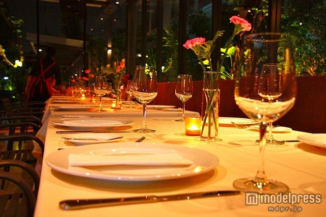 夜は照明を落としてムーディな雰囲気に／photo by promoterest