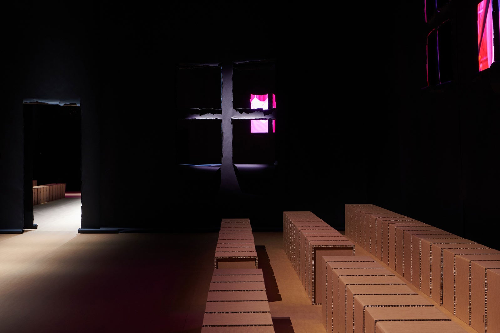 「TOUCH OF CRUDE」ショースペース（提供写真）